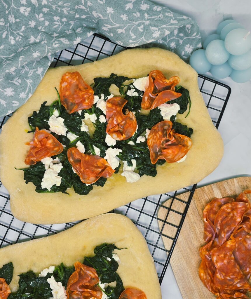 Pinsa aux épinards, chorizo et ricotta