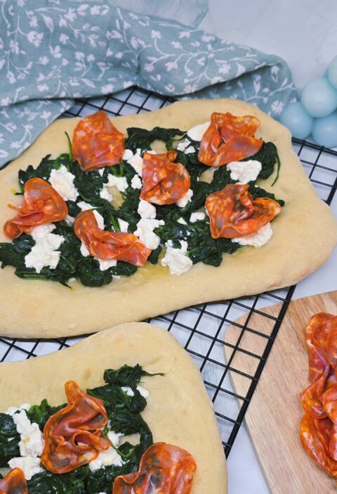 Pinsa aux épinards, chorizo et ricotta