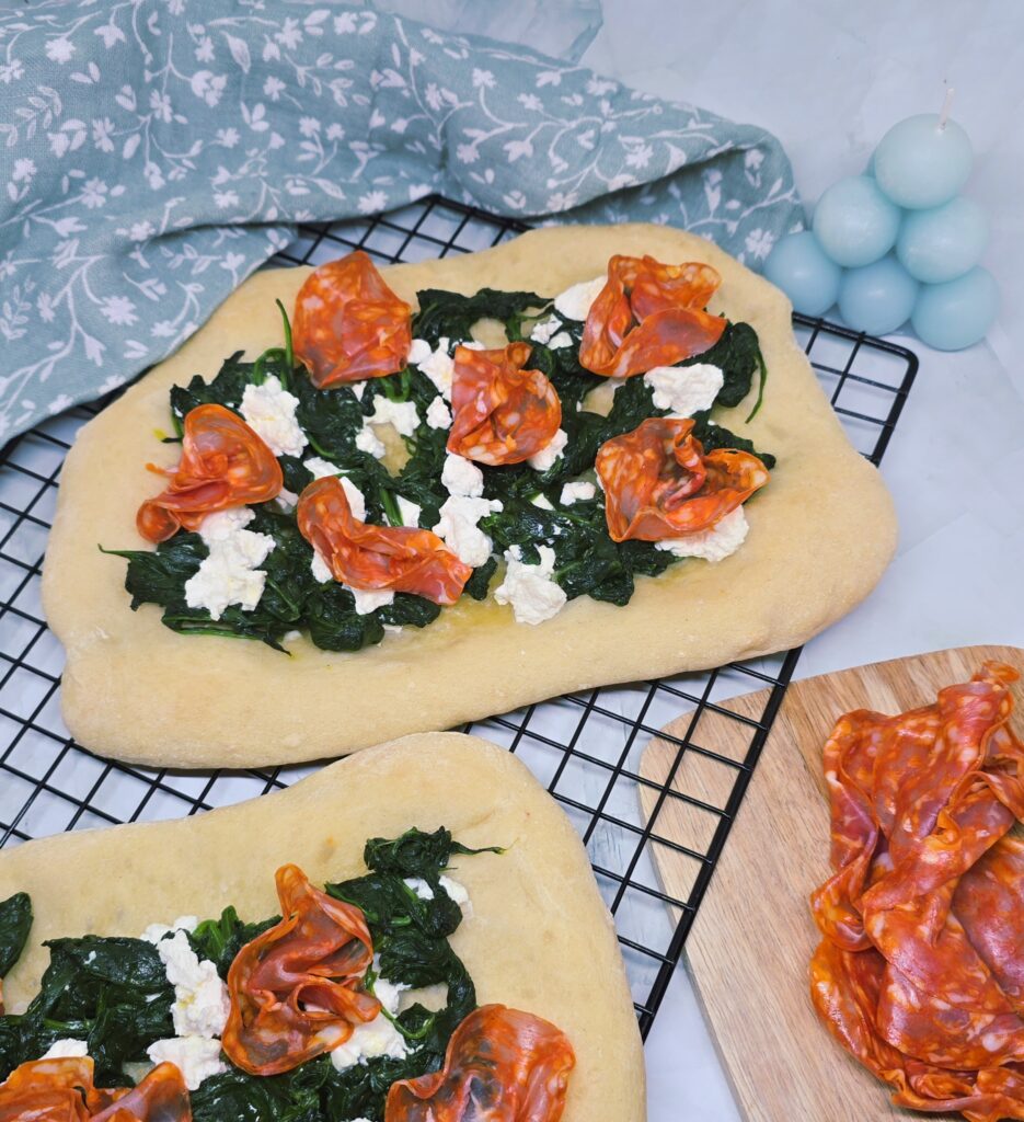 Pinsa aux épinards, chorizo et ricotta