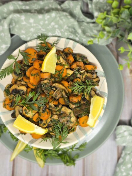 Poêlée de champignons et carottes à la persillade de fanes