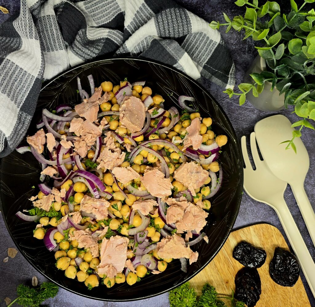 Salade de pois chiches au thon, vinaigrette aux pruneaux
