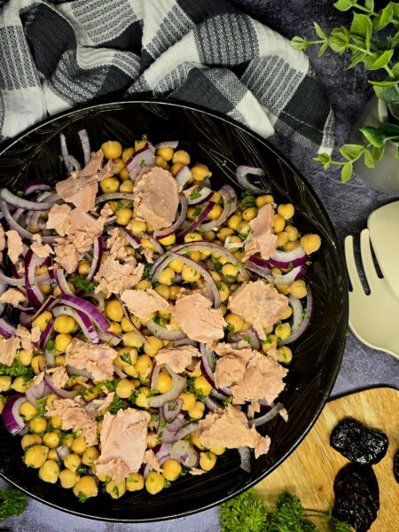 Salade de pois chiches au thon, vinaigrette aux pruneaux