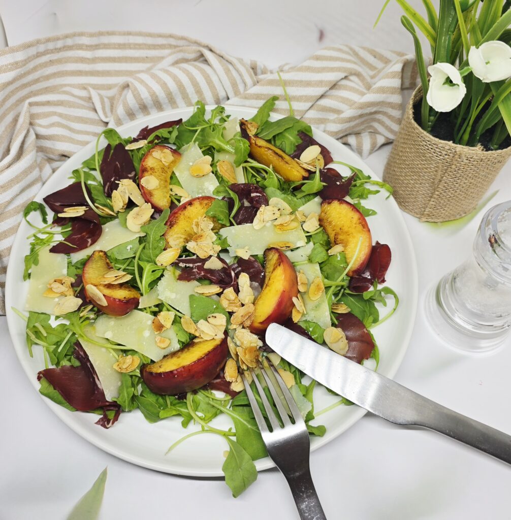 Salade de roquette aux pêches rôties