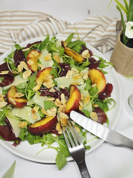 Salade de roquette aux pêches rôties