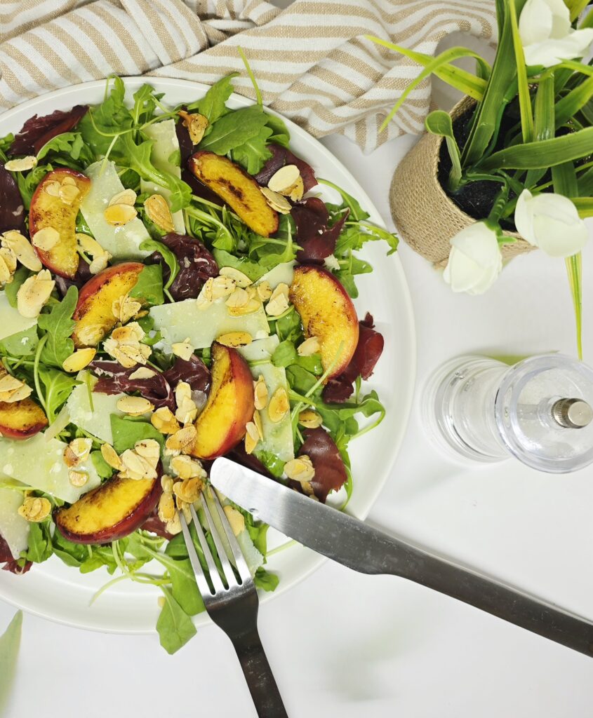 Salade de roquette aux pêches rôties