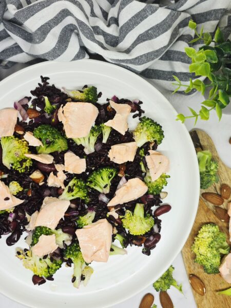 Salade tiède de riz noir, brocoli et saumon