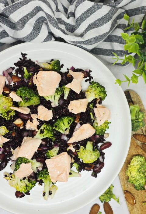 Salade tiède de riz noir, brocoli et saumon