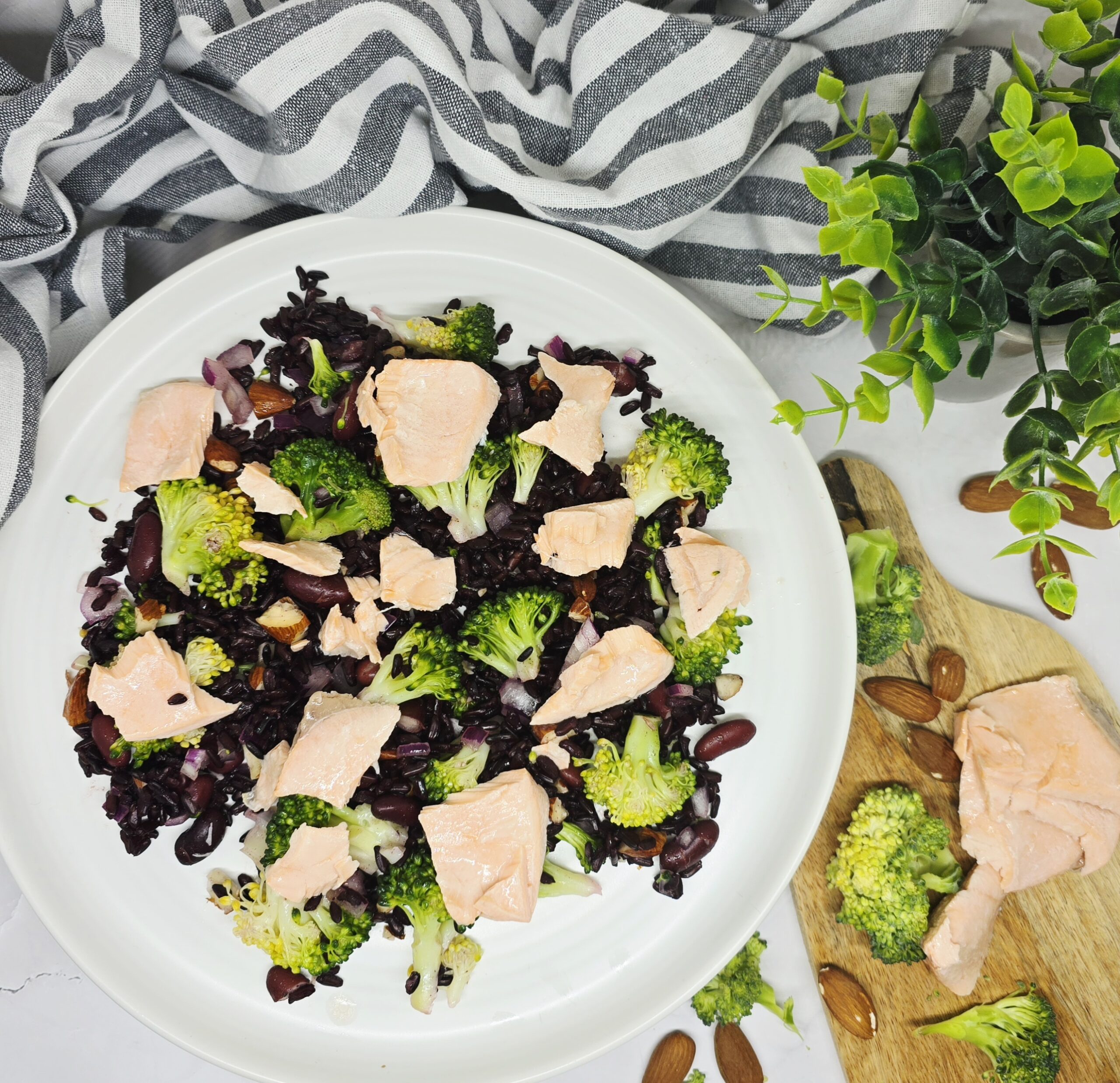 Salade tiède de riz noir, brocoli et saumon