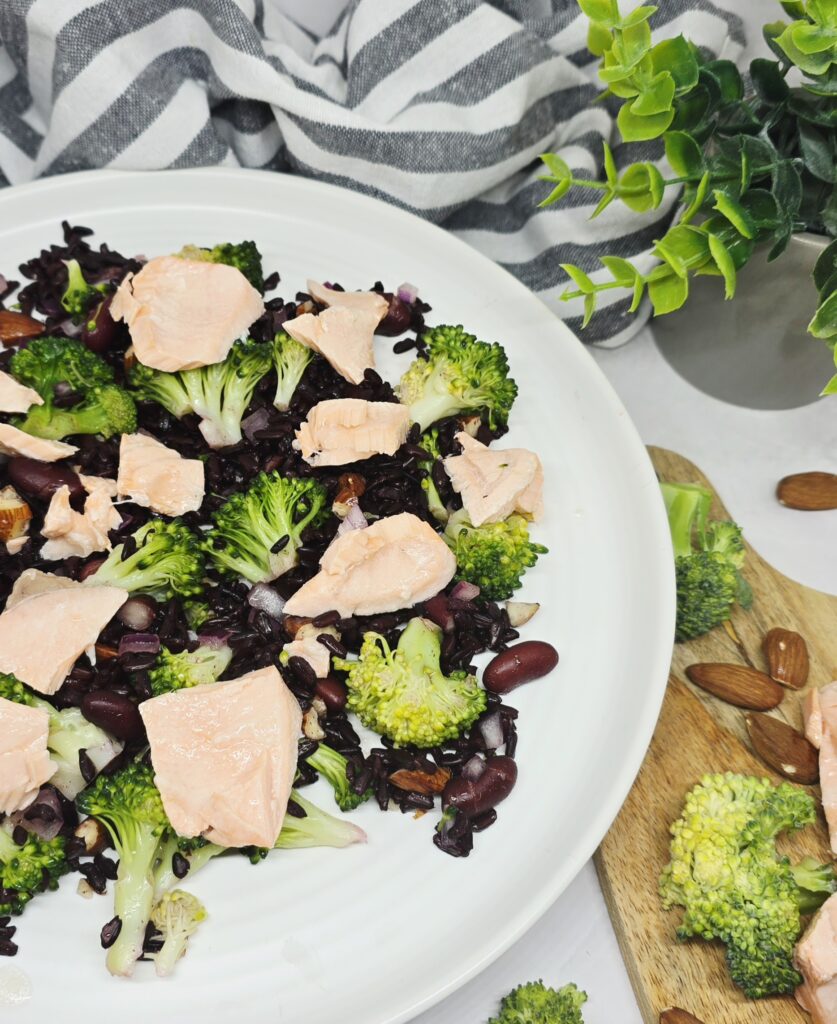 Salade tiède de riz noir, brocoli et saumon