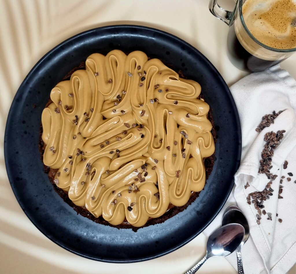 Tarte Choco Café : biscuit cacao, crémeux chocolat noir et ganache montée café