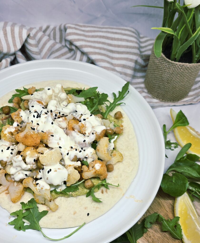 Wraps végétariens au chou-fleur rôti, pois chiches et guacamole