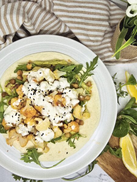 Wraps végétariens au chou-fleur rôti, pois chiches et guacamole