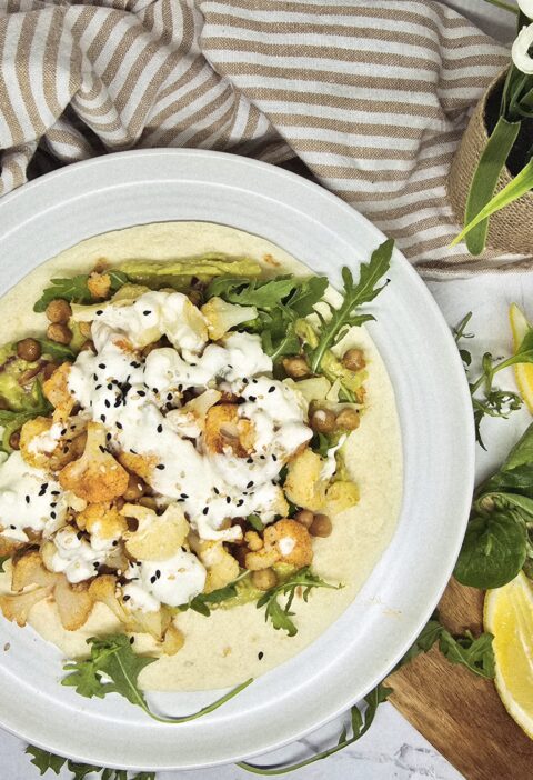 Wraps végétariens au chou-fleur rôti, pois chiches et guacamole