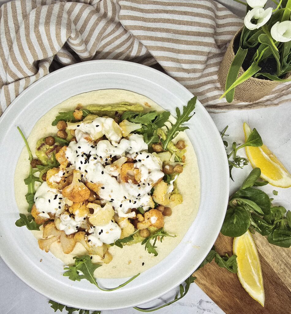 Wraps végétariens au chou-fleur rôti, pois chiches et guacamole