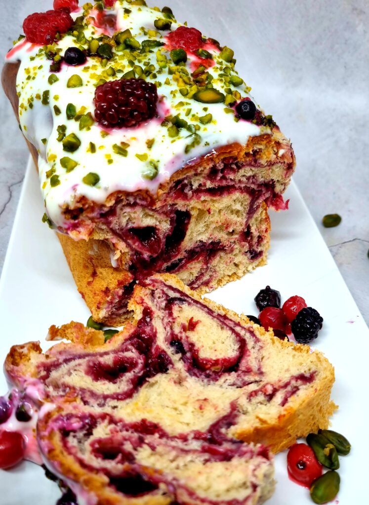 Babka aux fruits rouges moelleuse et gourmande