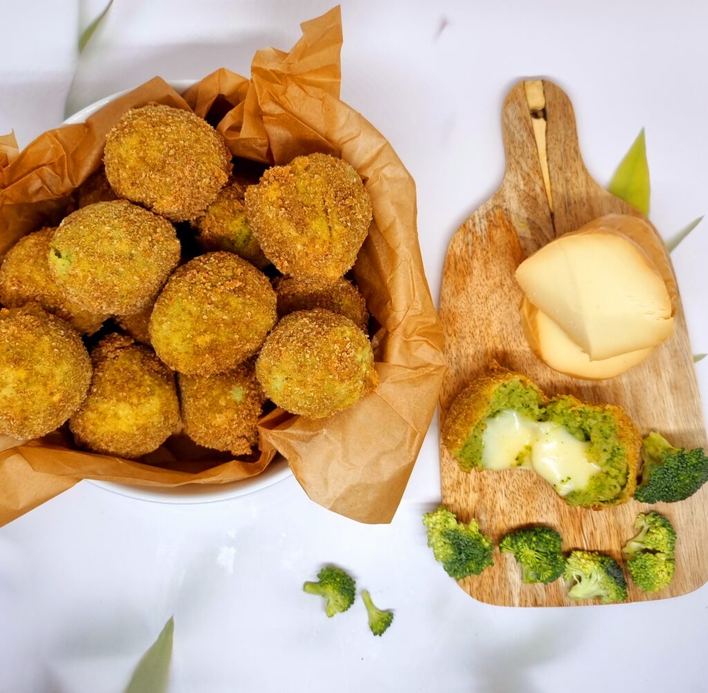 Boulettes de brocoli et scamorza fumée croustillantes