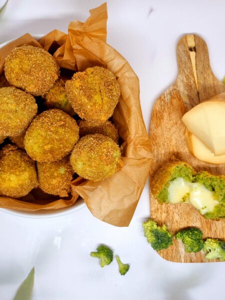 Boulettes de brocoli et scamorza fumée croustillantes