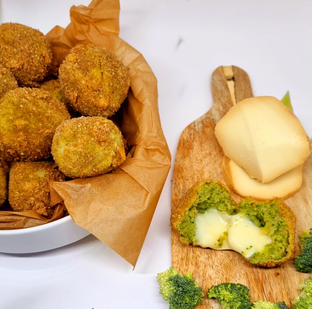 Boulettes de brocoli et scamorza fumée croustillantes