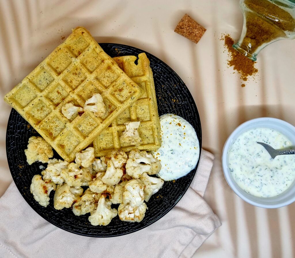 Gaufres salées au curry, graines et chou-fleur rôti