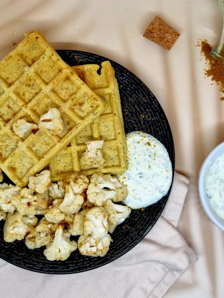Gaufres salées au curry, graines et chou-fleur rôti