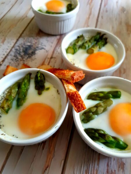 Œufs cocotte aux asperges et pavot faciles et gourmands
