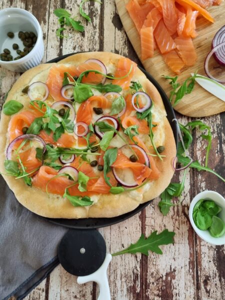 Pizza bianca au saumon fumé et burrata facile et gourmande