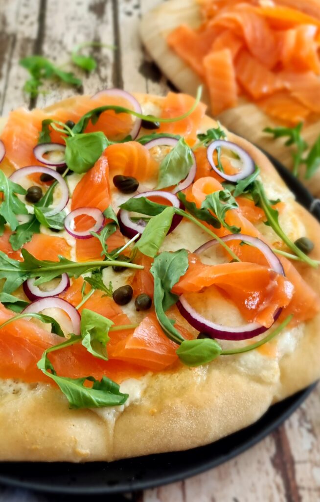 Pizza bianca au saumon fumé et burrata facile et gourmande