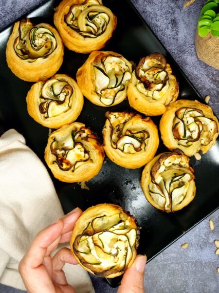 Roses de courgettes et fêta feuilletées faciles et gourmandes