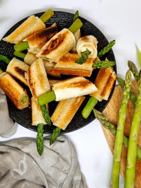 Rouleaux d’asperges vertes croustillants faciles pour l’apéritif