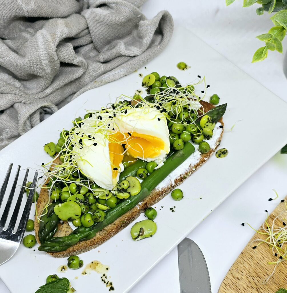 Tartine printanière aux légumes verts et œuf mollet