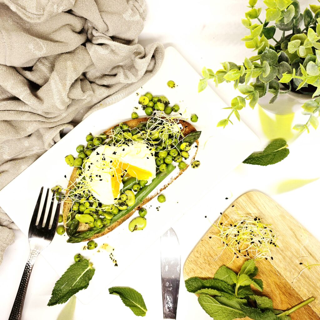 Tartine printanière aux légumes verts et œuf mollet