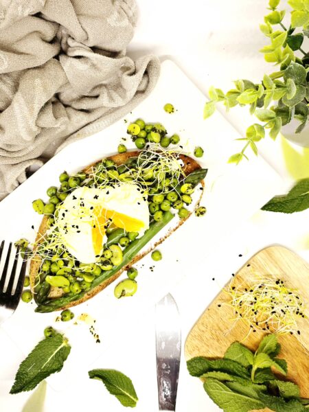 Tartine printanière aux légumes verts et œuf mollet