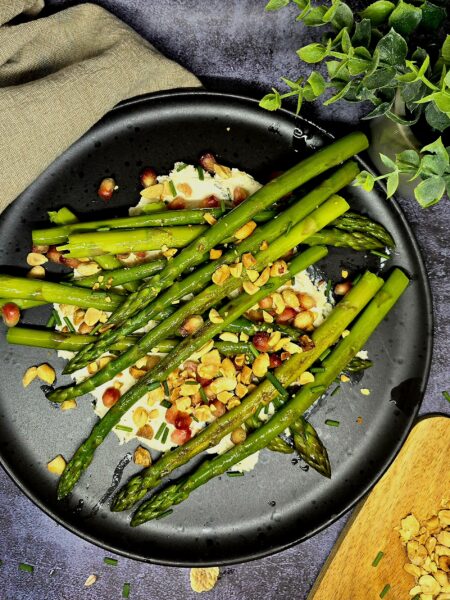 Asperges vertes au mascarpone, cacahuètes et grenade
