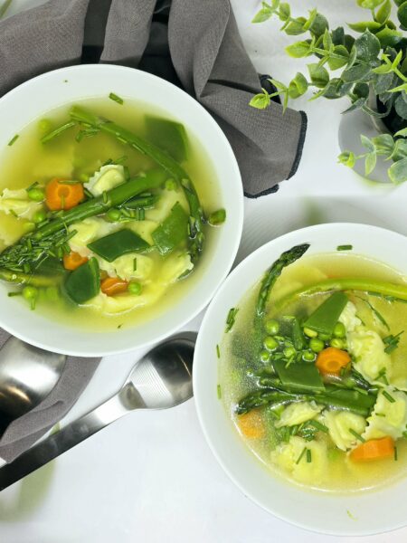 Bouillon express aux légumes et ravioles du Dauphiné