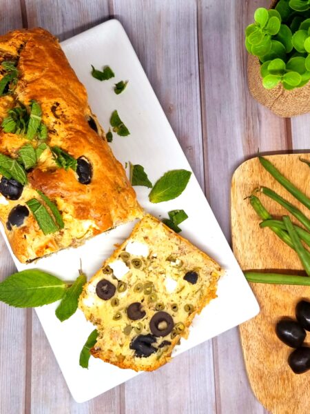 Cake aux haricots verts, thon et feta