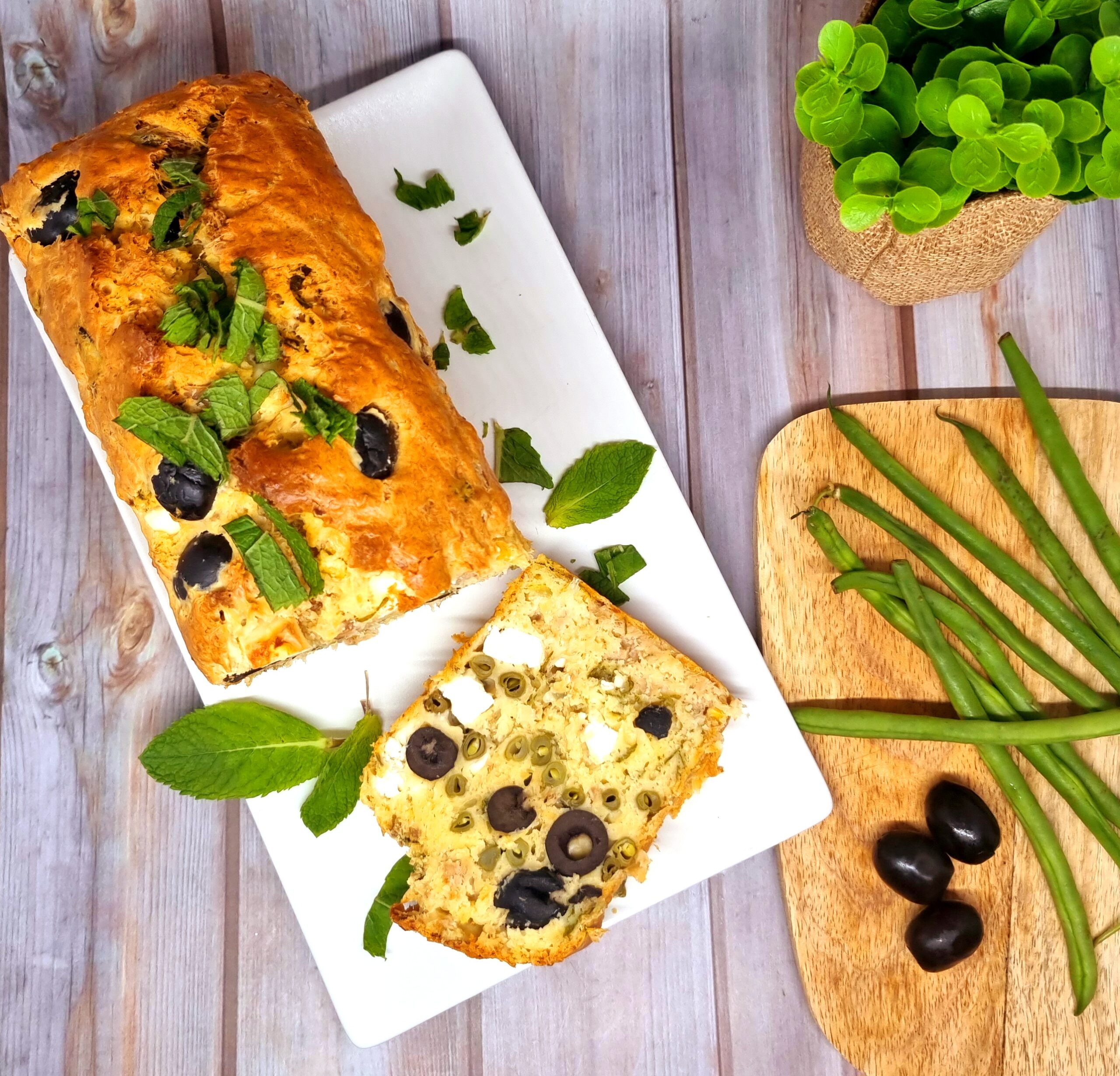 Cake aux haricots verts, thon et feta