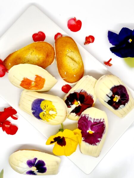 Madeleines au chocolat blanc et fleurs comestibles