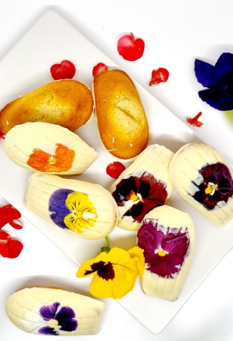 Madeleines au chocolat blanc et fleurs comestibles