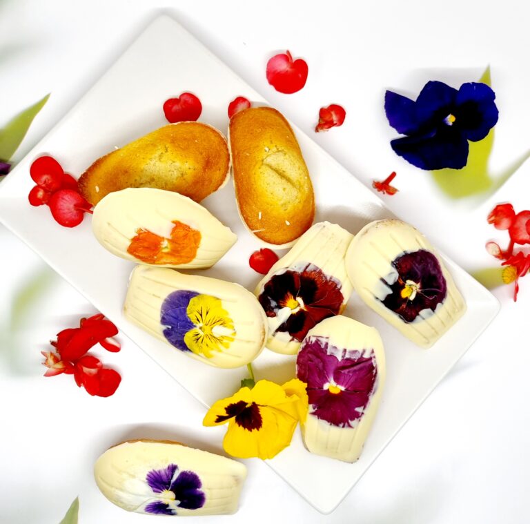Madeleines au chocolat blanc et fleurs comestibles 78 Madeleines au chocolat blanc et fleurs comestibles