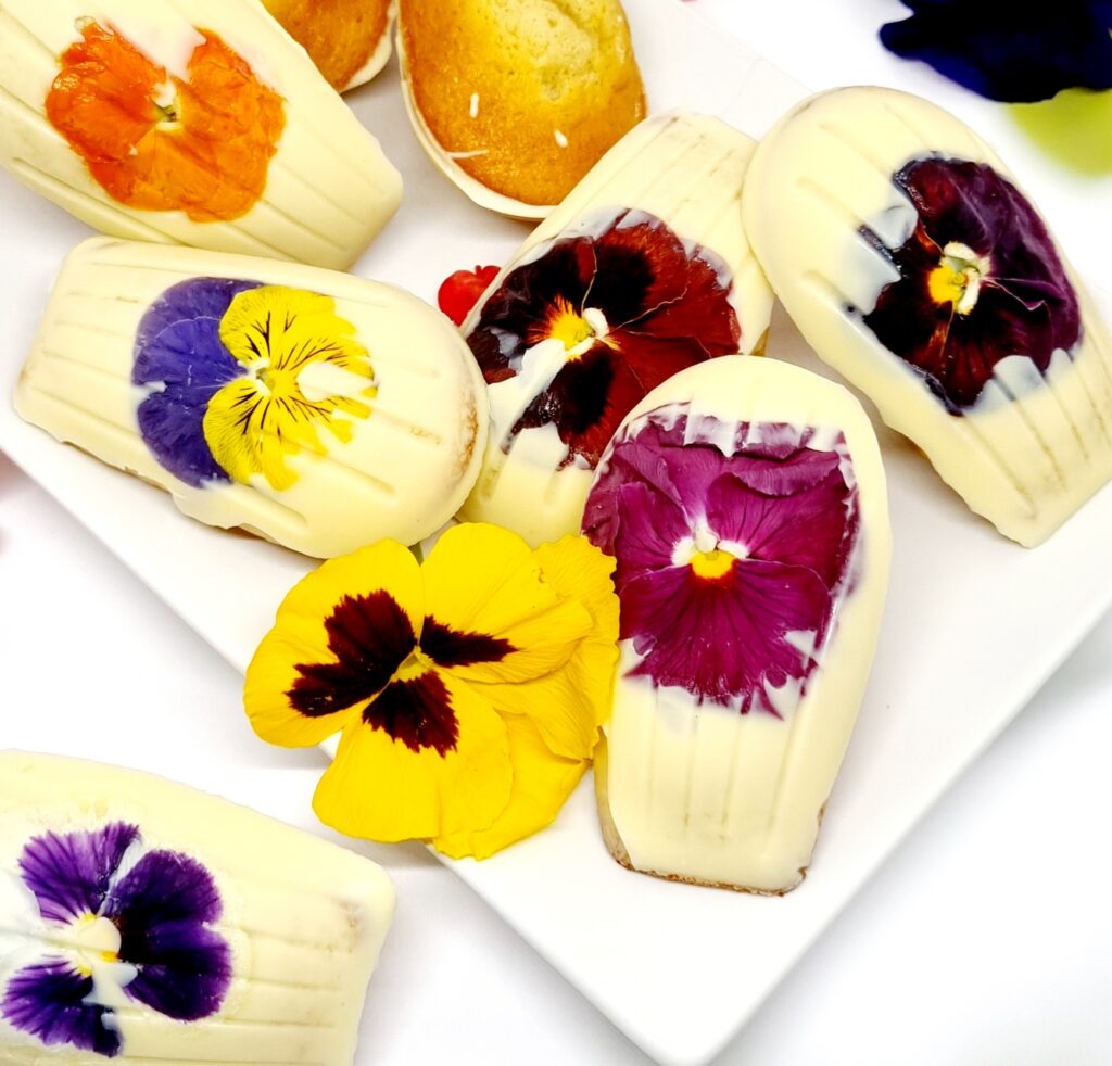 Madeleines au chocolat blanc et fleurs comestibles