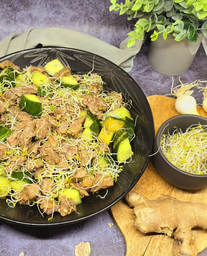 Salade marinée de bœuf et concombre facile et pleine de fraîcheur