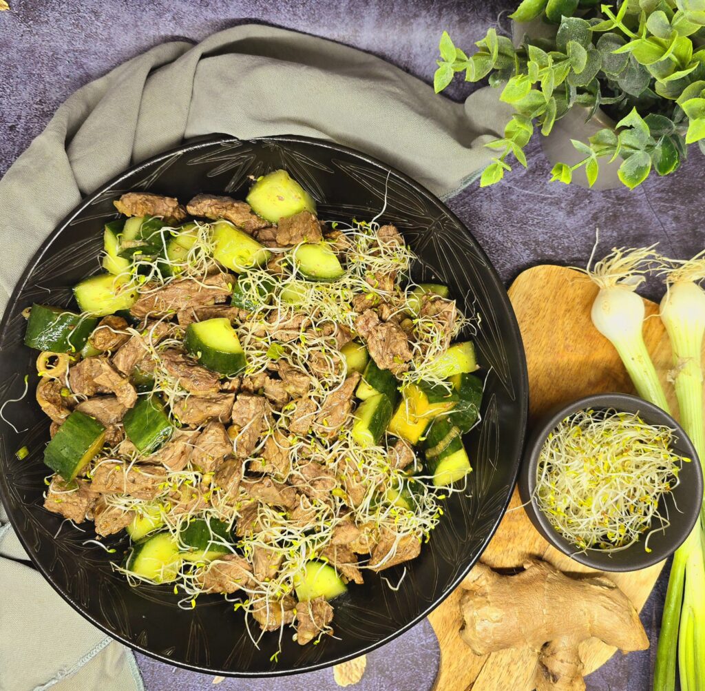 Salade marinée de bœuf et concombre facile et pleine de fraîcheur