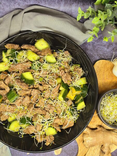 Salade marinée de bœuf et concombre facile et pleine de fraîcheur