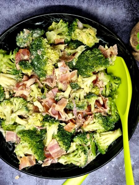 Salade de brocoli crémeuse à la poitrine fumée