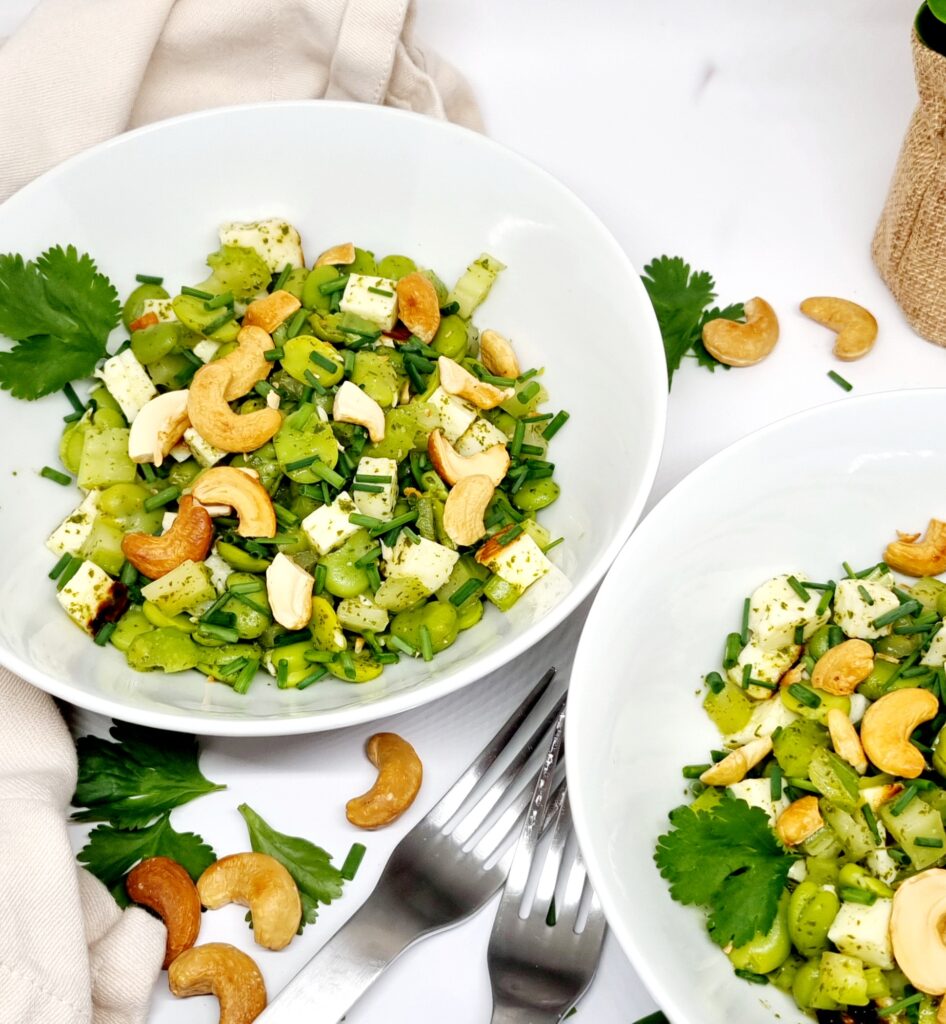Salade fraîche aux fèves et halloumi