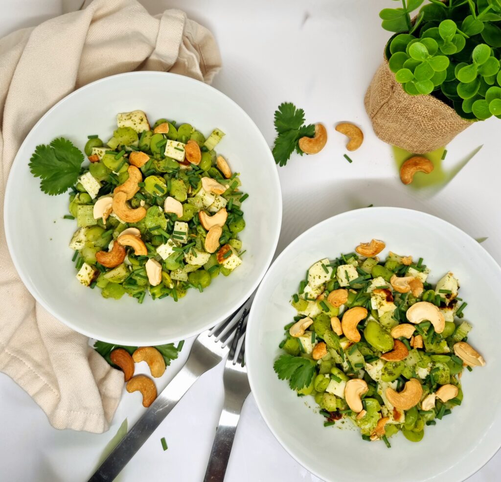 Salade fraîche aux fèves et halloumi