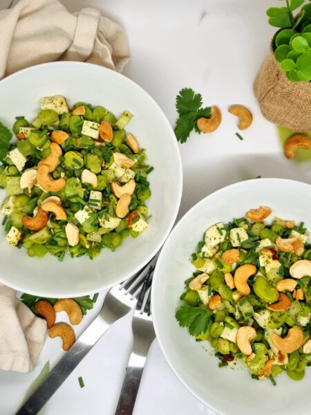 Salade fraîche aux fèves et halloumi