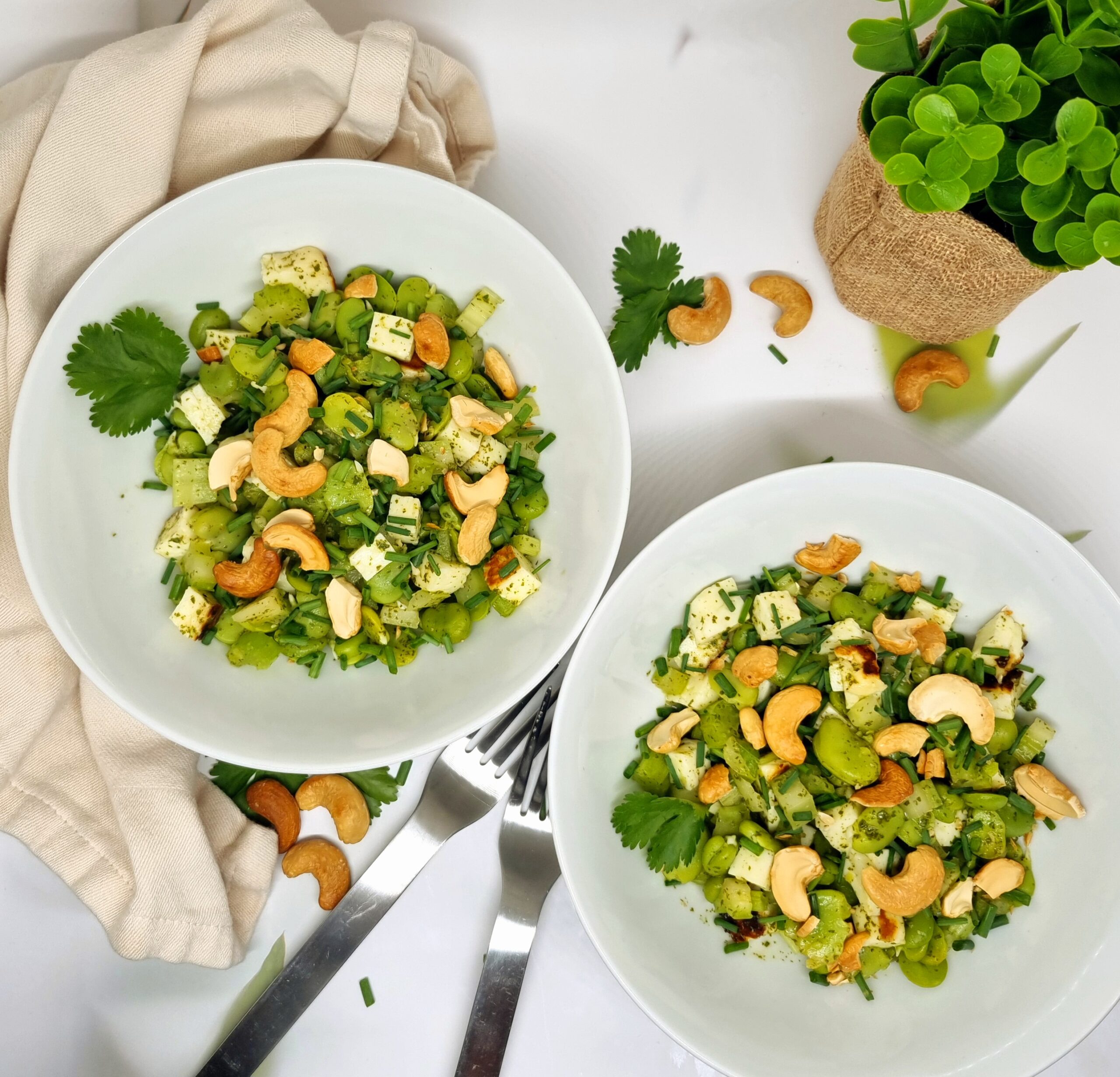 Salade fraîche aux fèves et halloumi