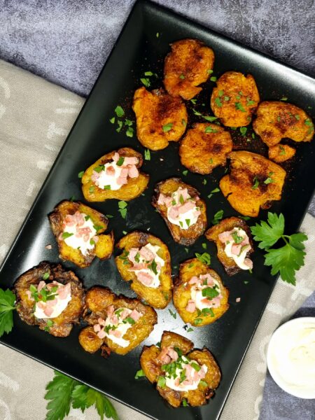 Smashed potatoes garnies