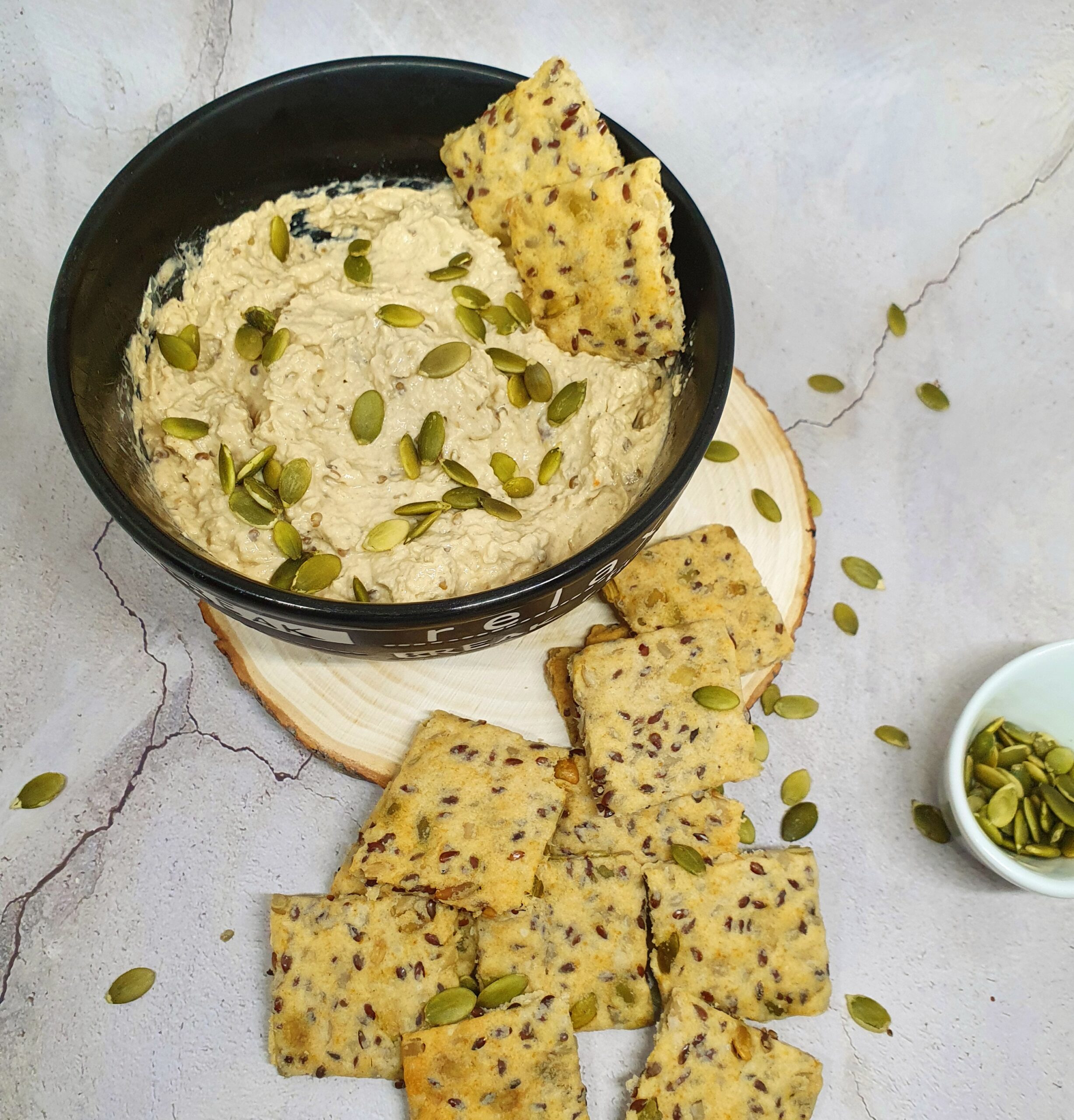 Crémeux d'aubergine et crackers aux graines : un apéritif 100 % maison